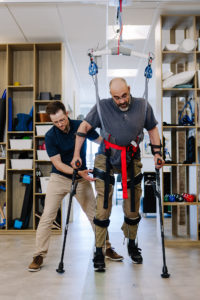 Homme paraplégique qui marche avec des béquilles